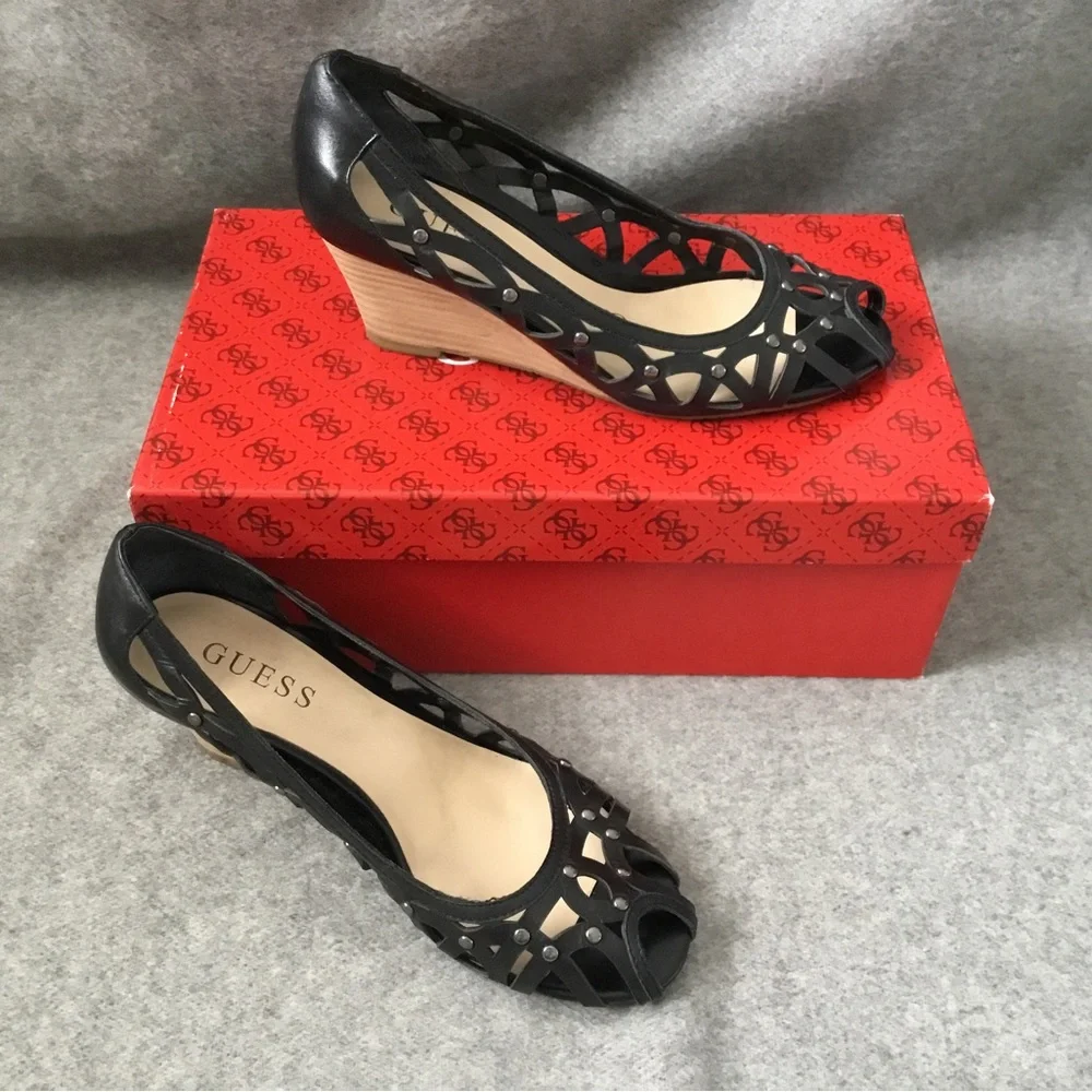 Guess Argue cutout wedge shoe with peep toe, size 5.5. - Picture 1 of 5